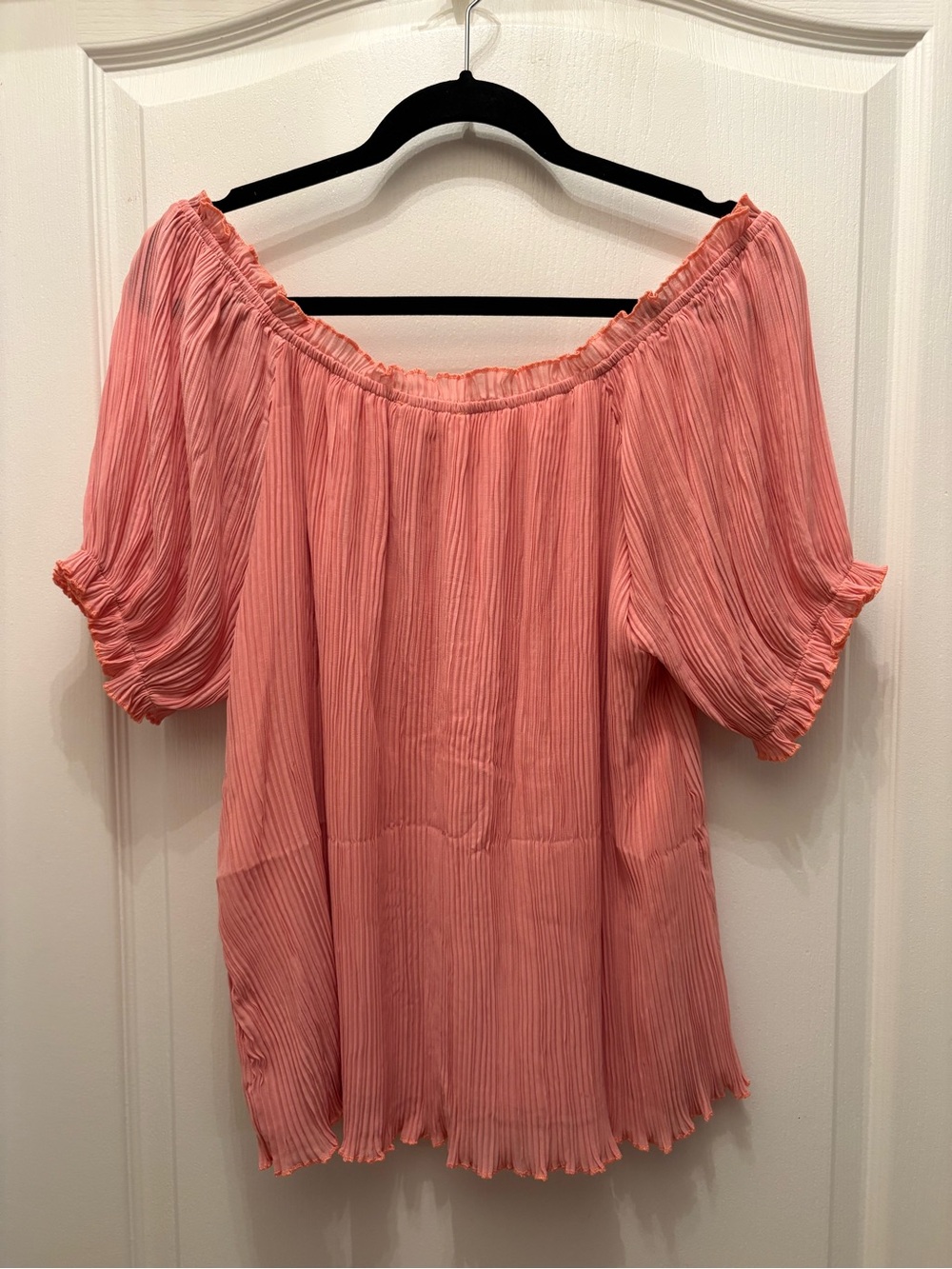 Easel top lined and NWT size Medium
Pleated On or Off-Shoulder Blouse - Picture 3 of 5